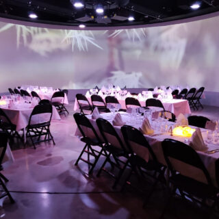 Pöydät riveissä Maneesissa