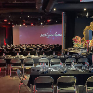 Juhlakattaus 120 henkilölle.