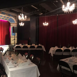 Juhlakattaus Arkadiassa, pöydät kalanruotomallissa.