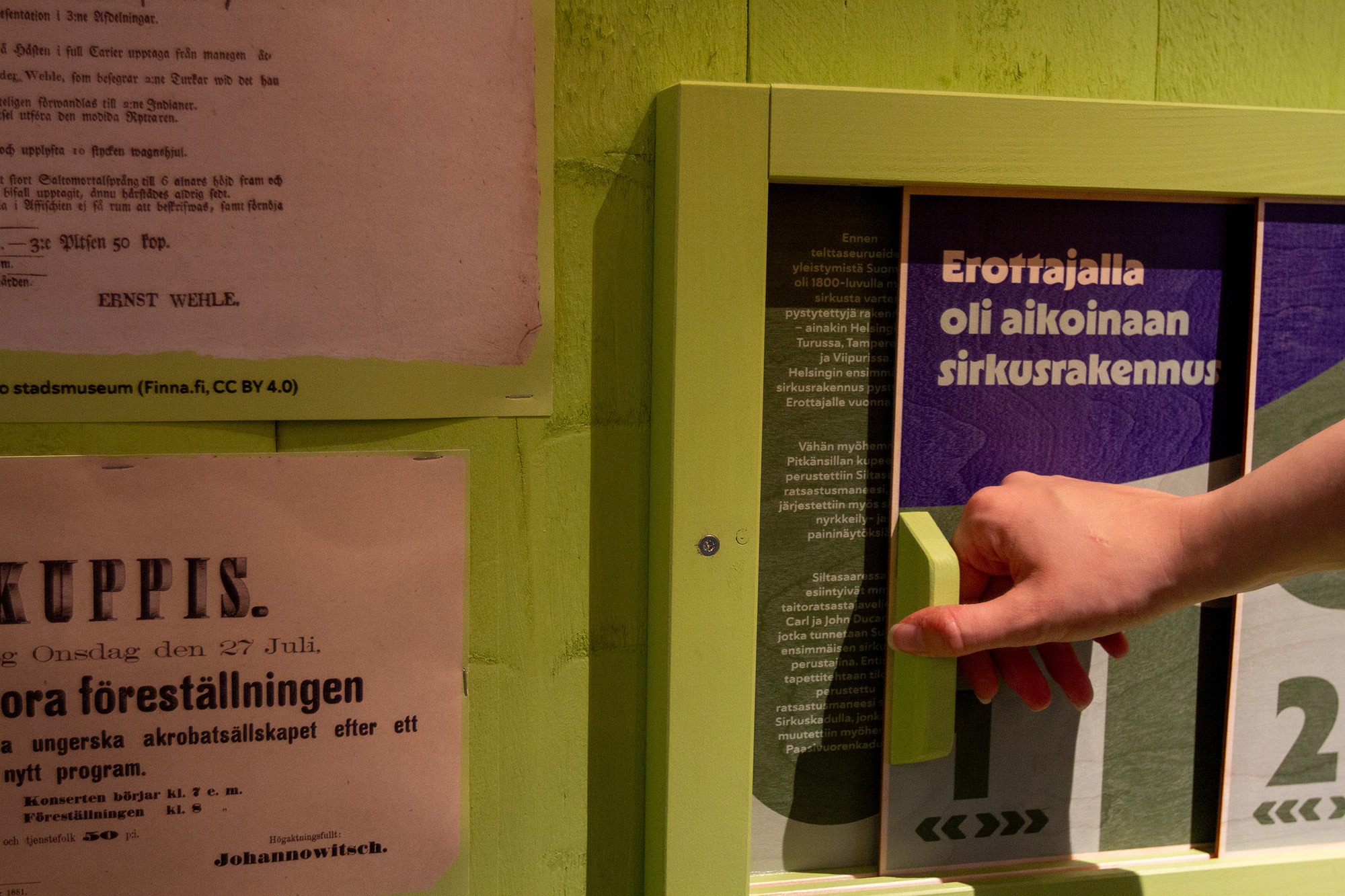 Avoin opastus näyttelyyn Huimaa! Sirkuksen taikaa ja tarinoita