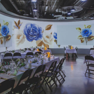 Juhlakattaus Maneesissa.