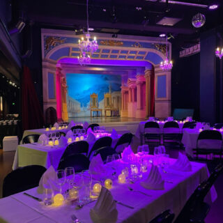 Juhlakattaus Arkadiassa, pöydät kalanruotomallissa.