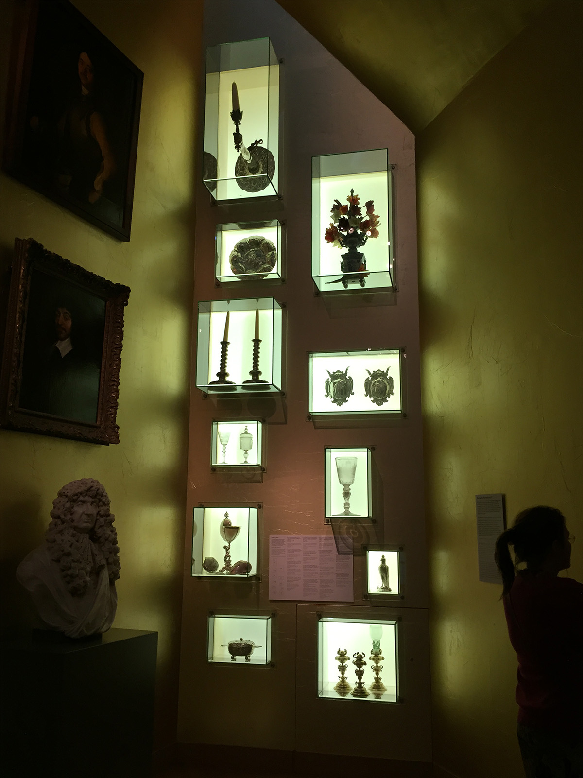 Kultaseinä ja vitriinit