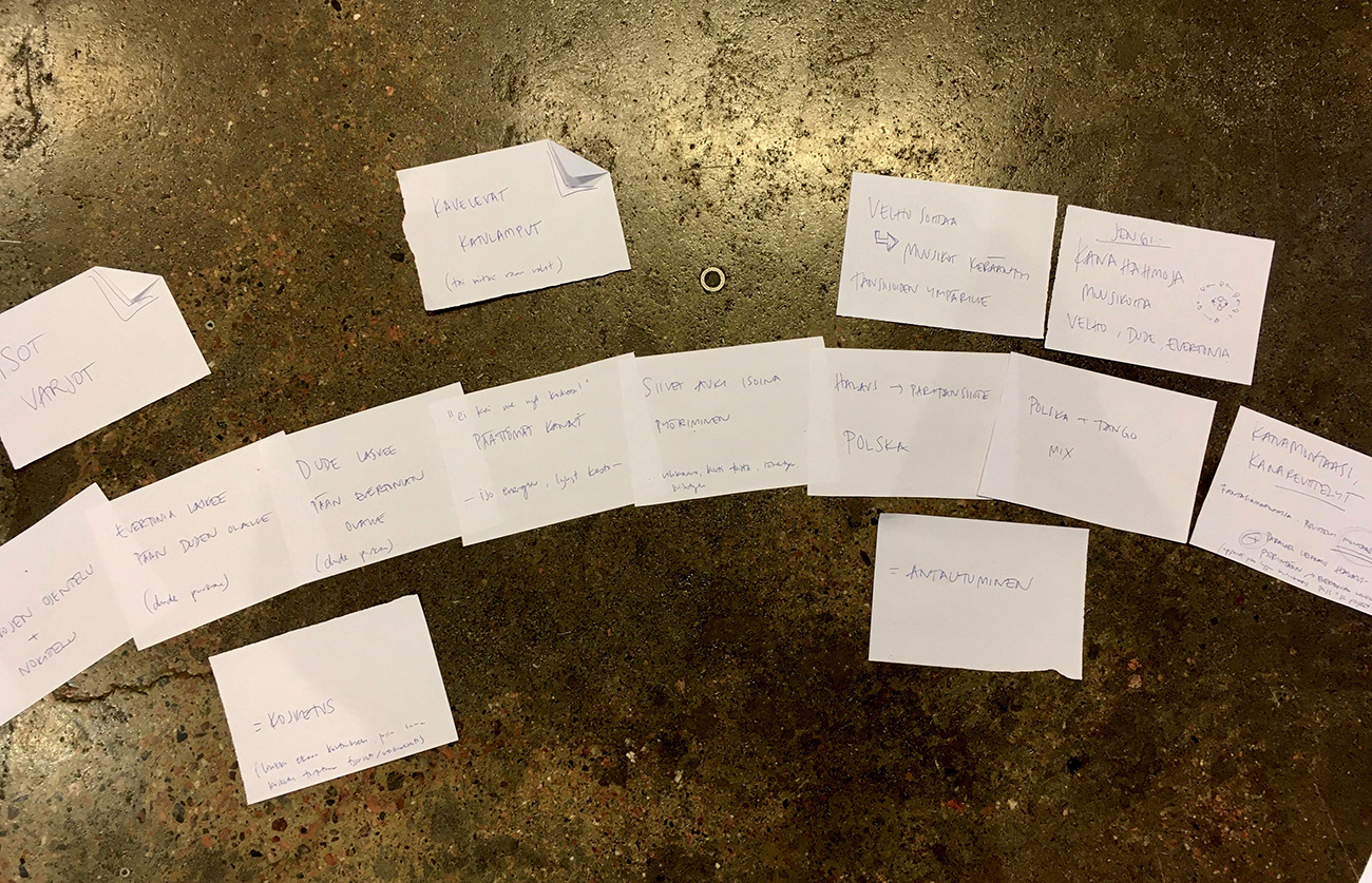 Lappu-show ja kurkkivia kävijöitä