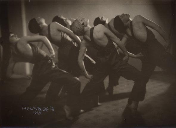 Valokiilassa-palstalla esitellään kokoelmien tanssiaineistoja