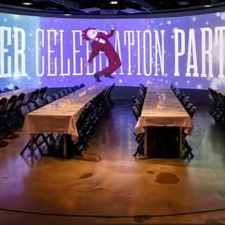 Pöydät yhdensuuntaisissa riveissä Maneesissa.