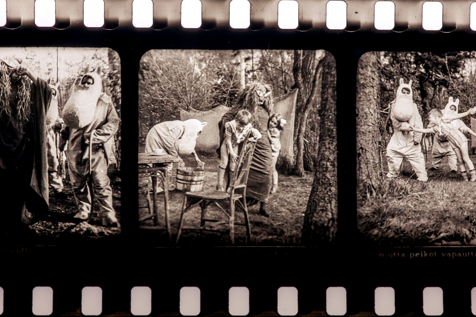 Näyttelyä tekemässä − Ihanat muumit rannalla