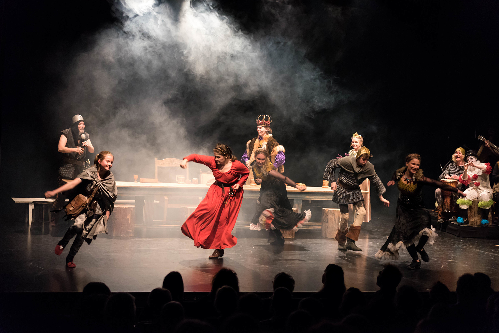 Kansa elää näyttämöllä!